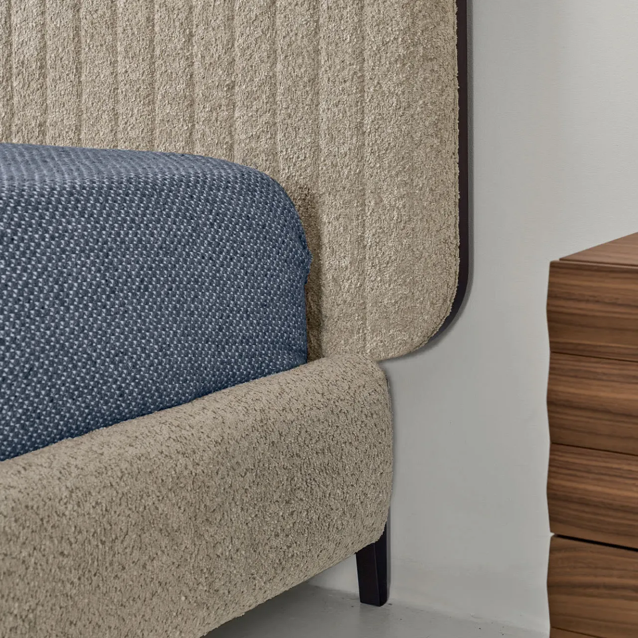 Modesign Beds<Alba Bouclé Oyster Bed with Havana Walnut Accents