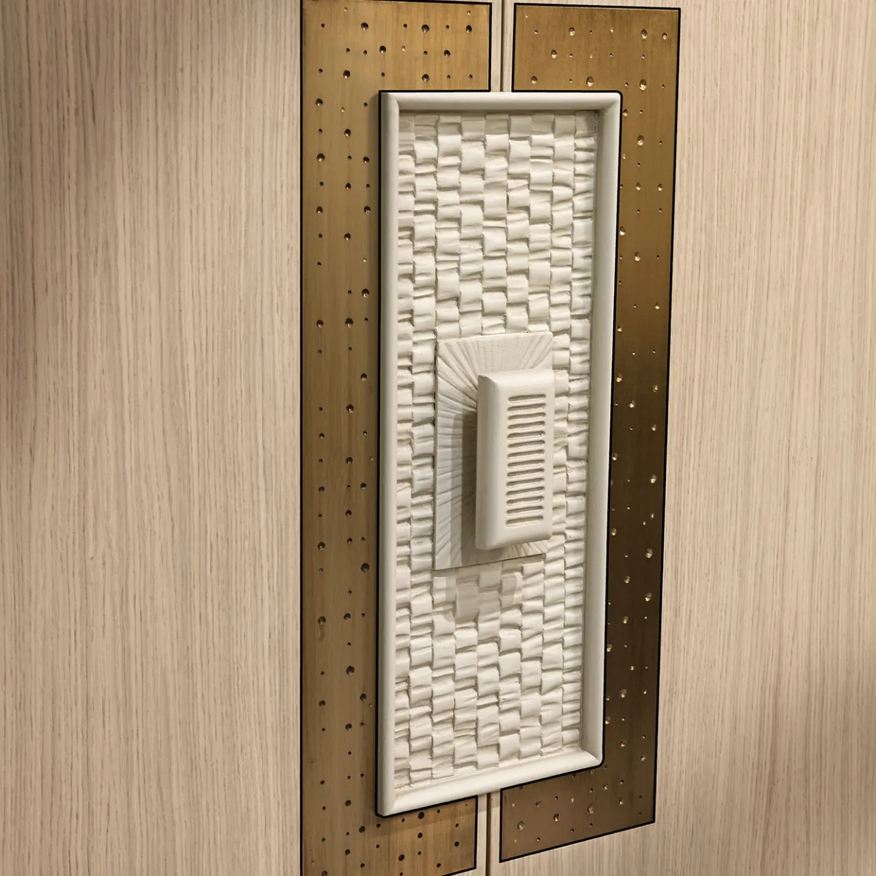 Chiara Provasi Bar Cabinets<Alexander Bar Cabinet with Decorative Handle