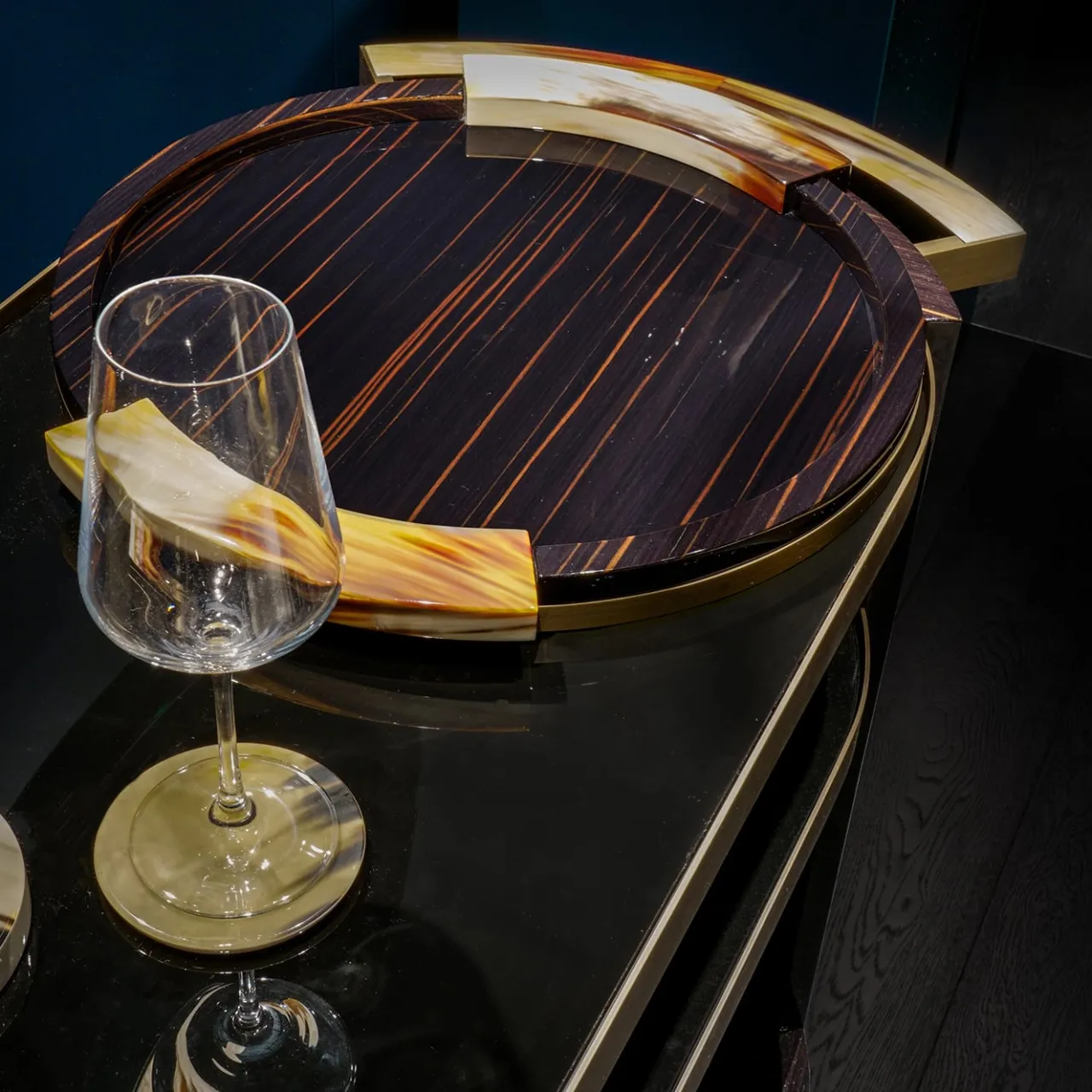 Arcahorn Serving Tables<Alfred Glossy Ebony Wood With Horn Details Serving Table