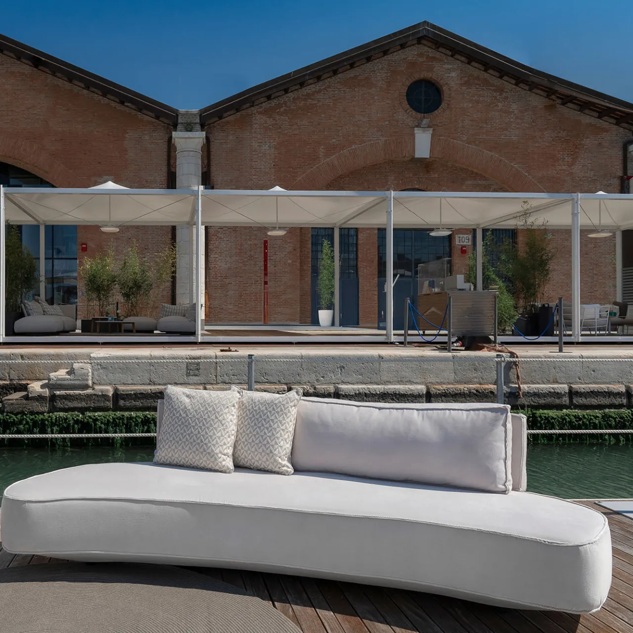 Villevenete Outdoor Sofas & Benches<Cayman Curved White fabric with Cushions Outdoor Sofa