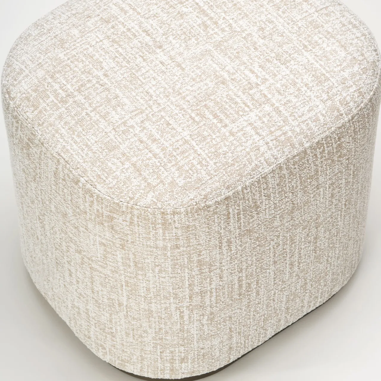 UNO Contract Ottomans & Poufs<CIRO EROSION POUF BY CIARMOLI QUEDA STUDIO