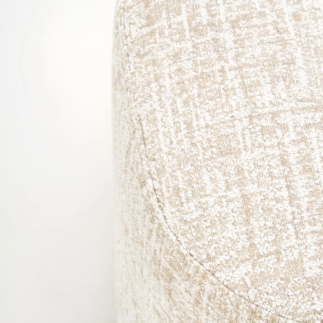 UNO Contract Ottomans & Poufs<CIRO EROSION POUF BY CIARMOLI QUEDA STUDIO