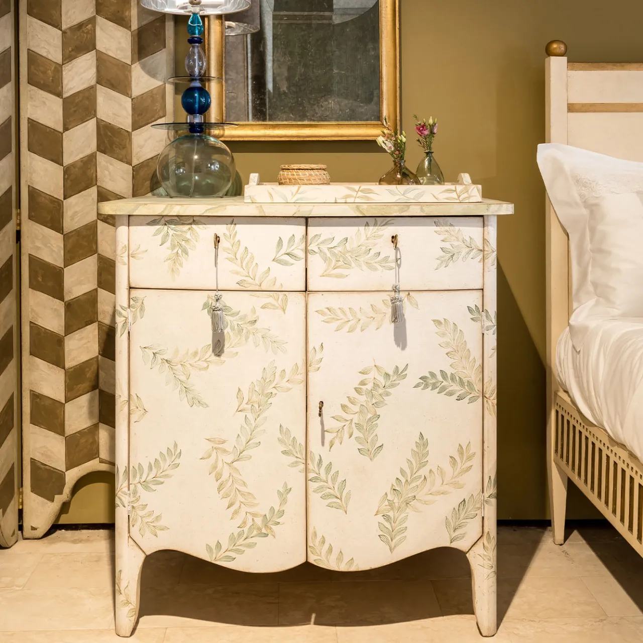 Porte Italia Dressers<Dorsoduro Chalky White Chest of Drawers With Leaves