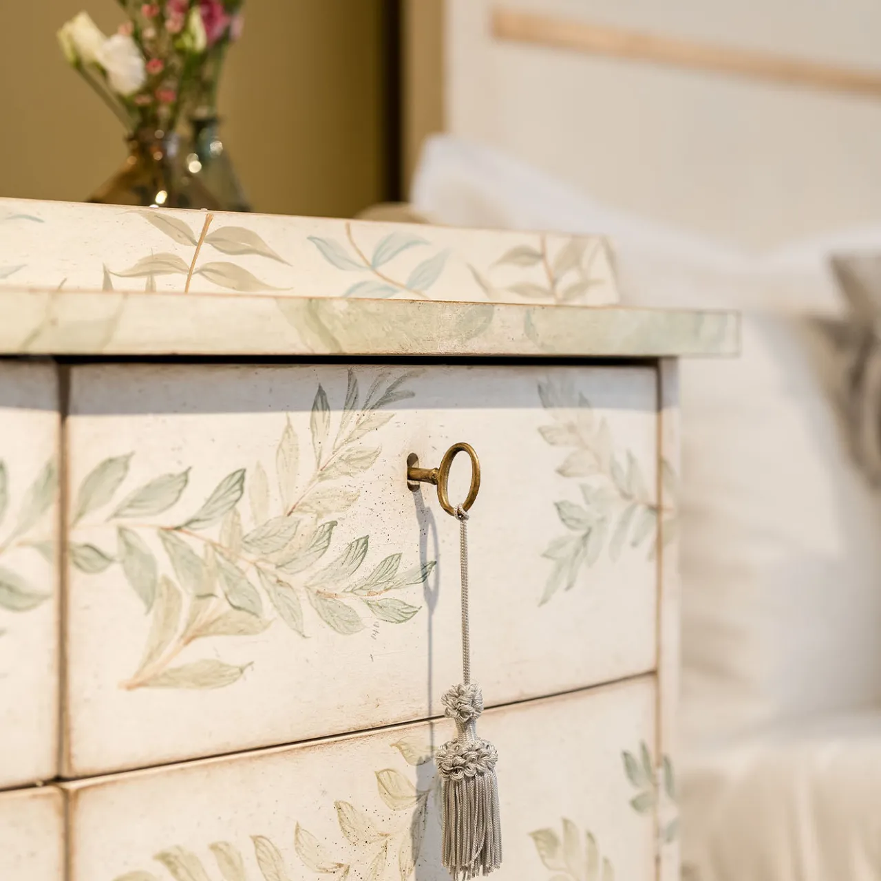 Porte Italia Dressers<Dorsoduro Chalky White Chest of Drawers With Leaves