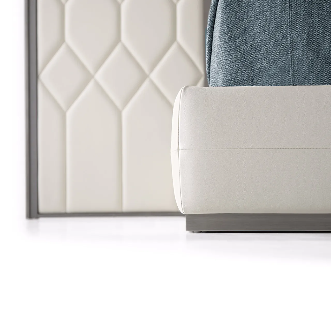 Franco Bianchini Beds<Elegance Boiserie White Leather & Sycamore Wood Bed