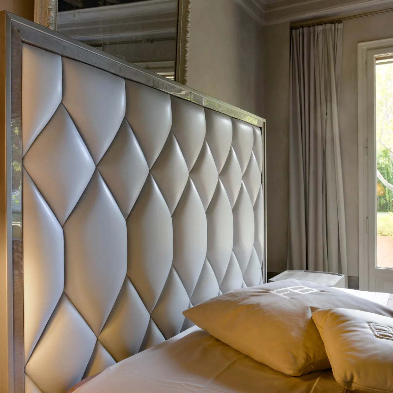 Franco Bianchini Beds<Elegance White Leather & Sycamore Double Bed