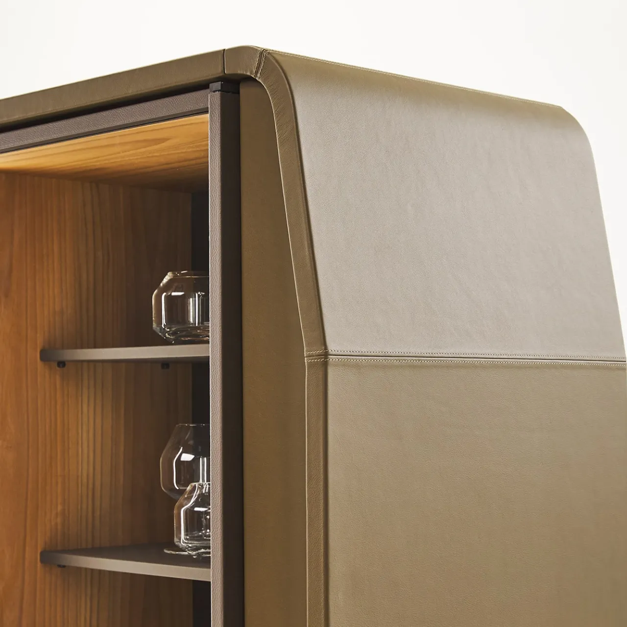 Casa Covre Bar Cabinets<Eno Brown Leather Wine Cabinet