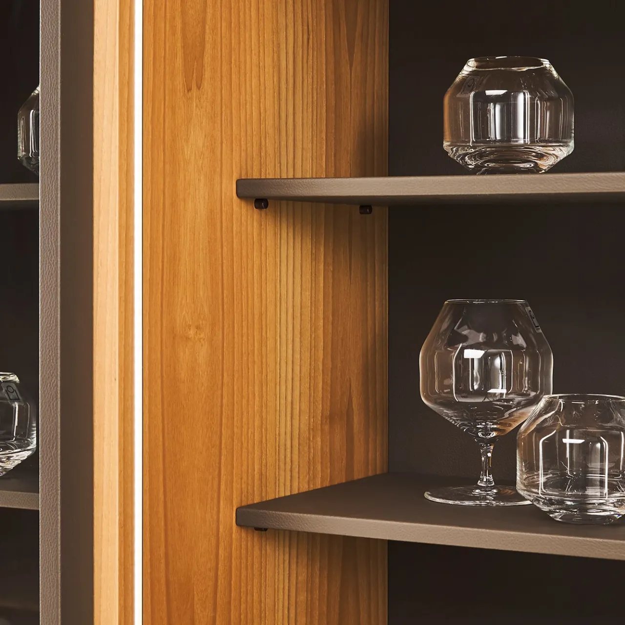 Casa Covre Bar Cabinets<Eno Brown Leather Wine Cabinet