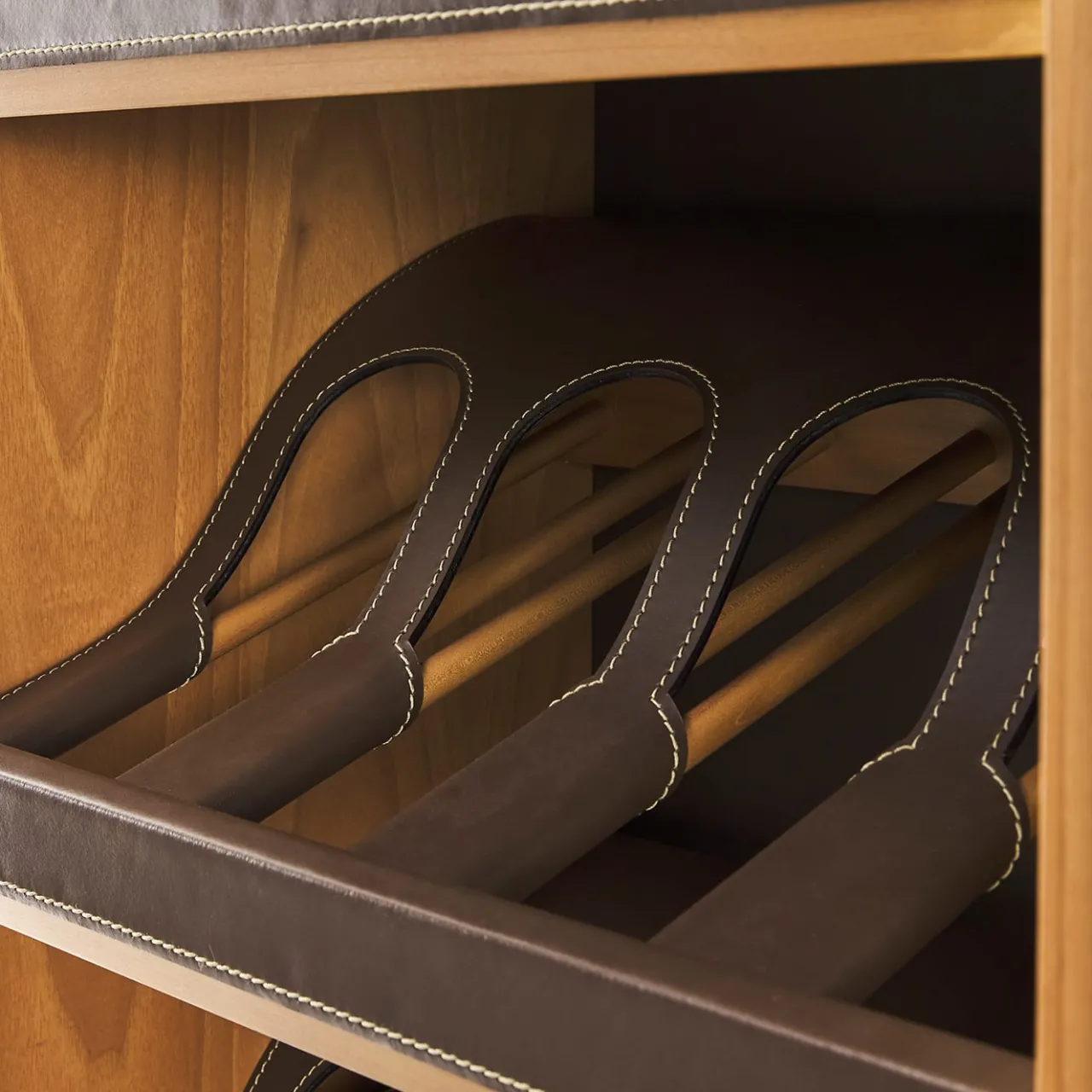 Casa Covre Bar Cabinets<Eno Dark-Brown Leather Display Cabinet