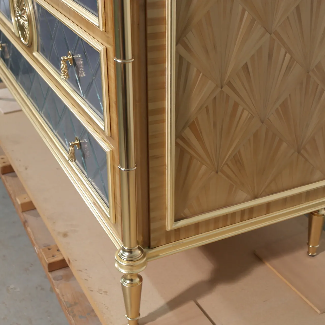 S&L Interni Dressers<Gold Leaf Chest of Drawers