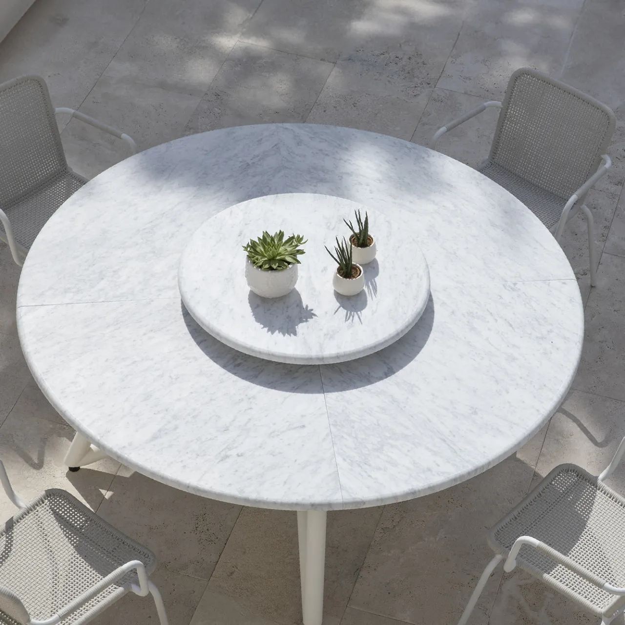 Veltha Outdoor Stone Design Outdoor Dining Tables<Hermu 230 round white carrara marble and white steel outdoor dining table