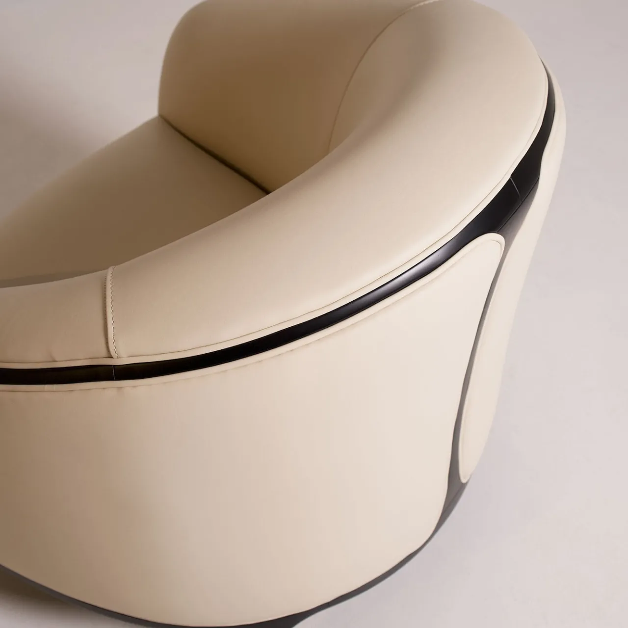 Mantellassi 1926 Armchairs<Koral off white armchair with black lacquered frame