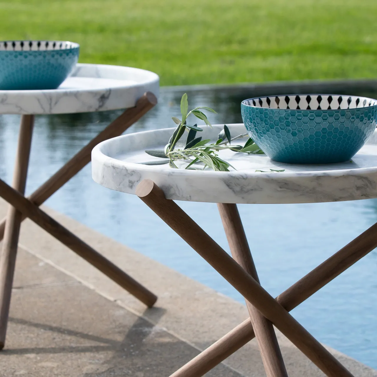 Veltha Outdoor Stone Design Side Tables<Lase White Carrara Marble With Canaletto Walnut Legs Side Table