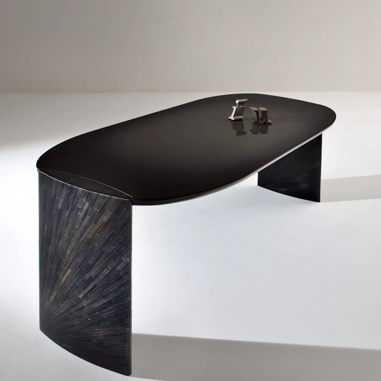 Laura Meroni Desk & Writing Tables<Luxury Black Round Wood Poe Desk