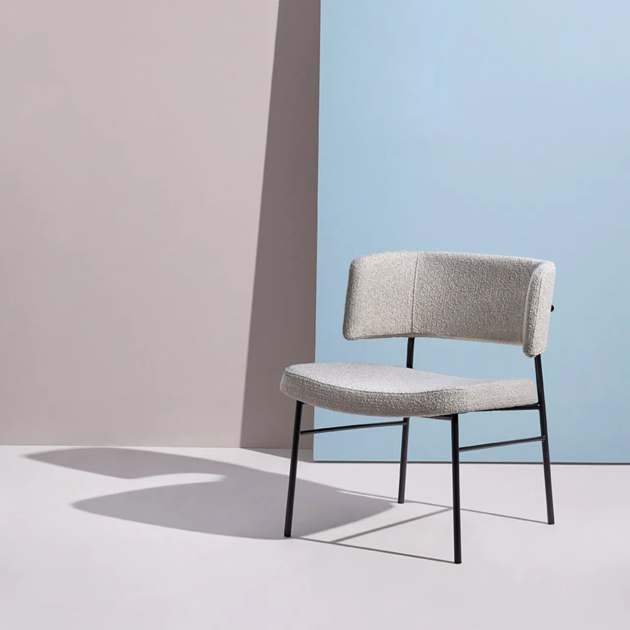 TrabA' Lounge Chairs<Marlen White Fabric & Black Metal Lounge Chair by EP Studio