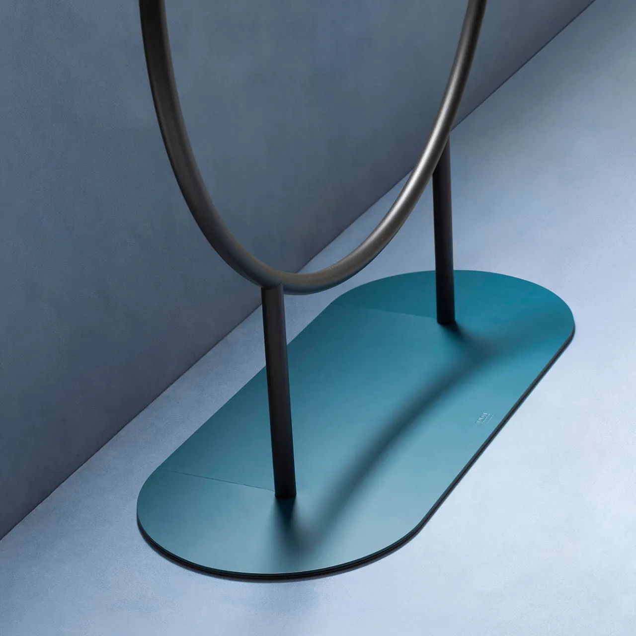 Rudi Coat Stands<Mask Clothes Valet with Blue Petrol Base
