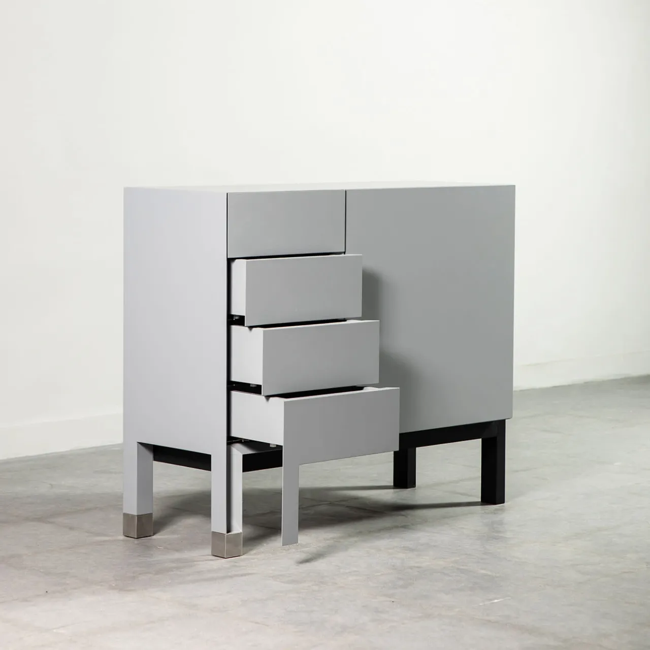 Paolo Pallucco Cabinets<Matte Gray Lacquered Wood Cabinet With Door