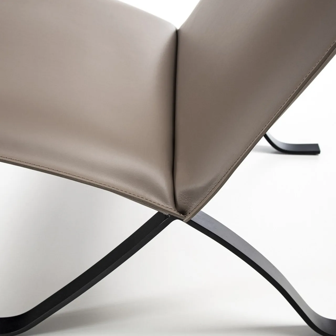 Enrico Pellizzoni Lounge Chairs<Mood Taupe Leather Lounge Chair