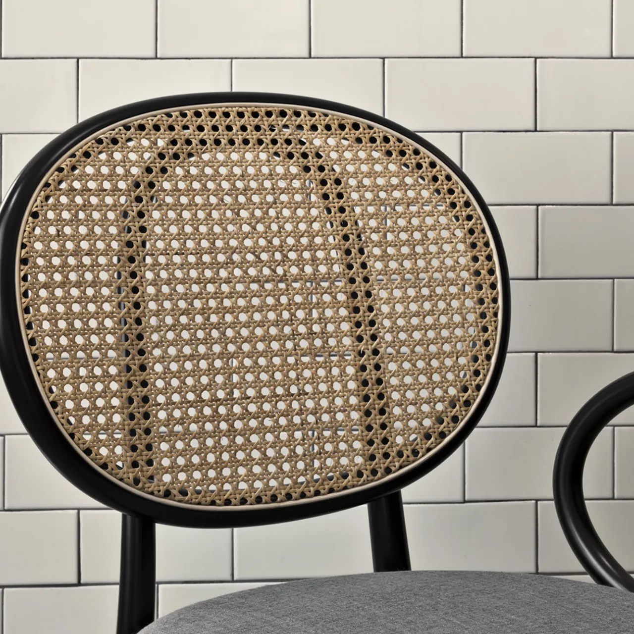 Gebrüder Thonet Vienna GmbH (GTV) – Wiener GTV Design Chairs<No. 0 Black and White Chair by Front