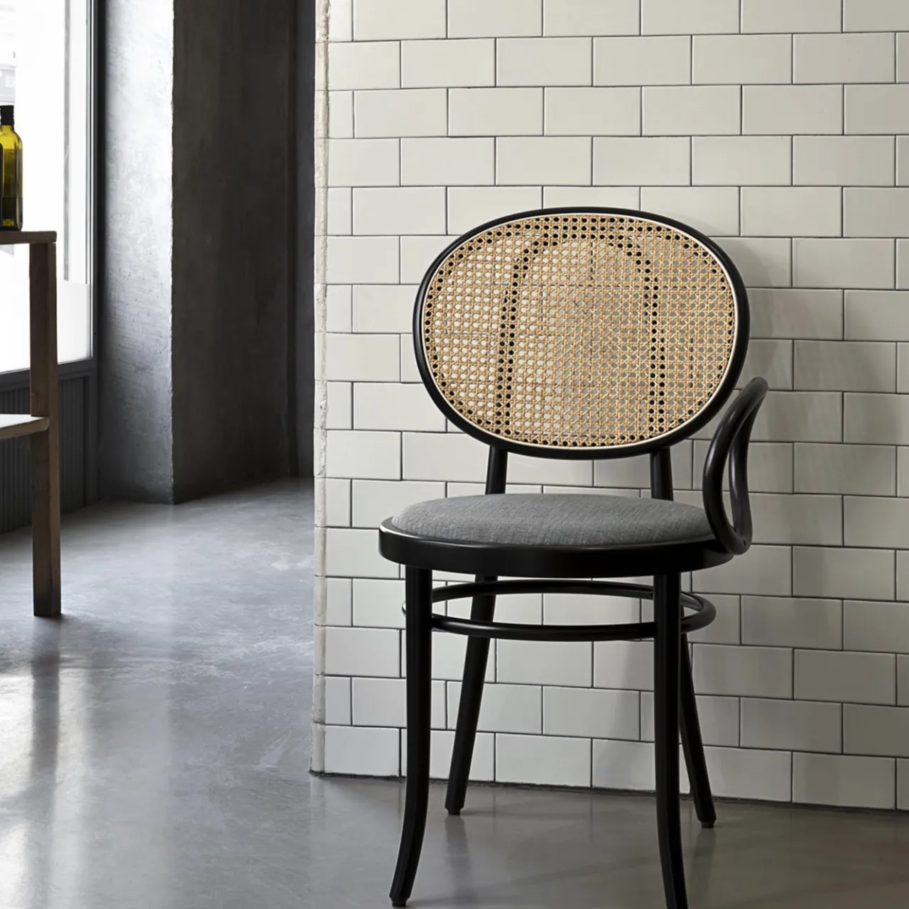 Gebrüder Thonet Vienna GmbH (GTV) – Wiener GTV Design Chairs<No. 0 Black and White Chair by Front