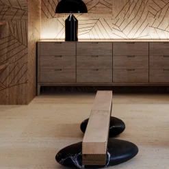 Kreoo Benches<Pavé Log Bench with Pave' Big Oval bases in Nero Marquina and Natural Leather Covering