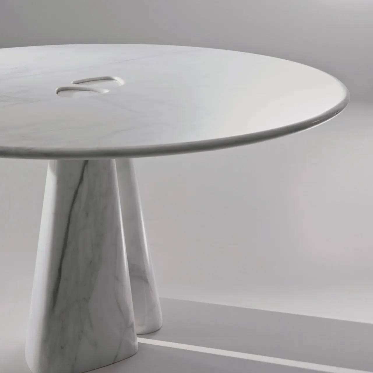 Laura Meroni Dining Tables<Raja Round Table by Bartoli Design
