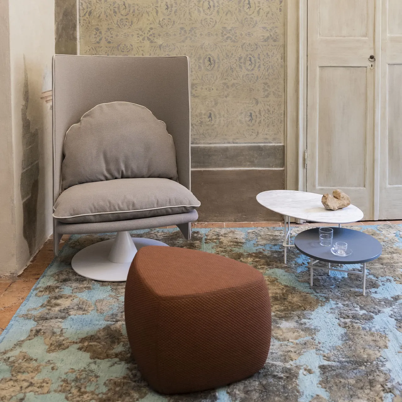 Sitia Armchairs<Roma284 Gray Fabric And White Conical Base Armchair