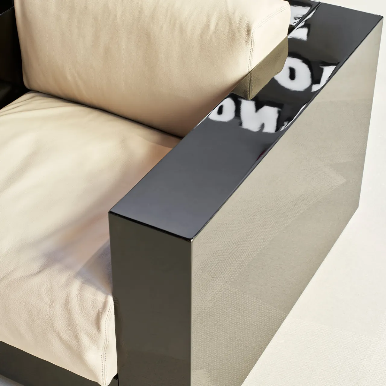 Poltronova Armchairs<Saratoga White Armchair by Lella and Massimo Vignelli