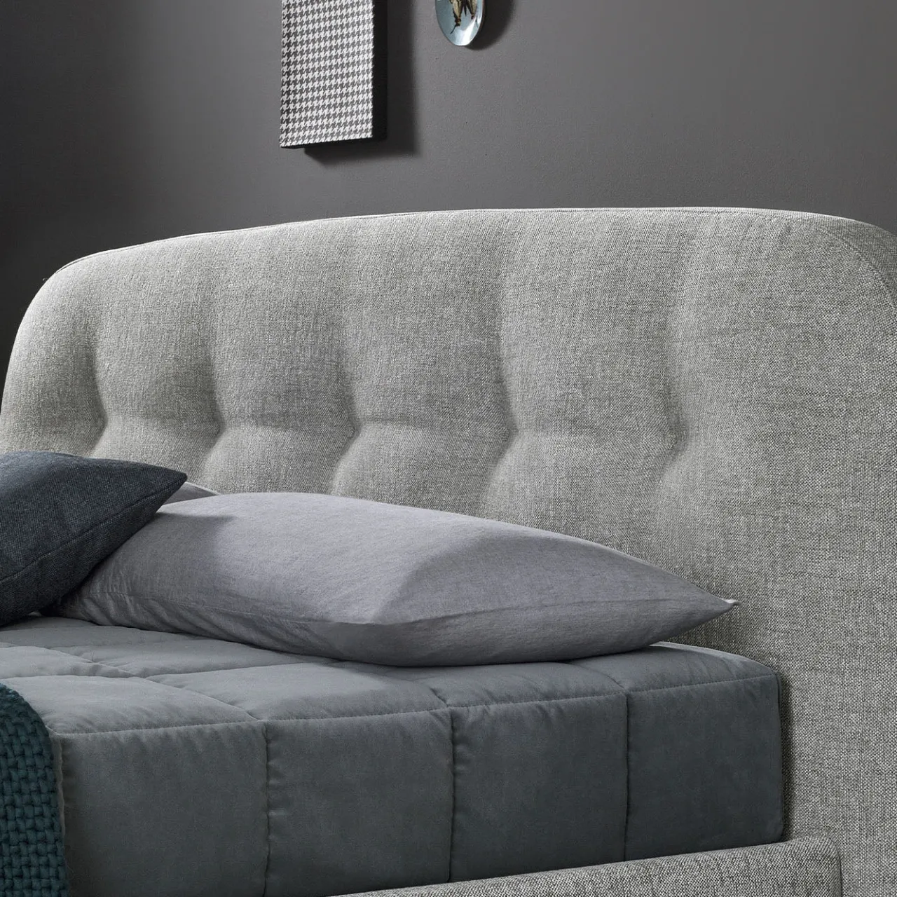 Bodema Beds<Sophie King-Size Gray Buttoned Headboard Bed