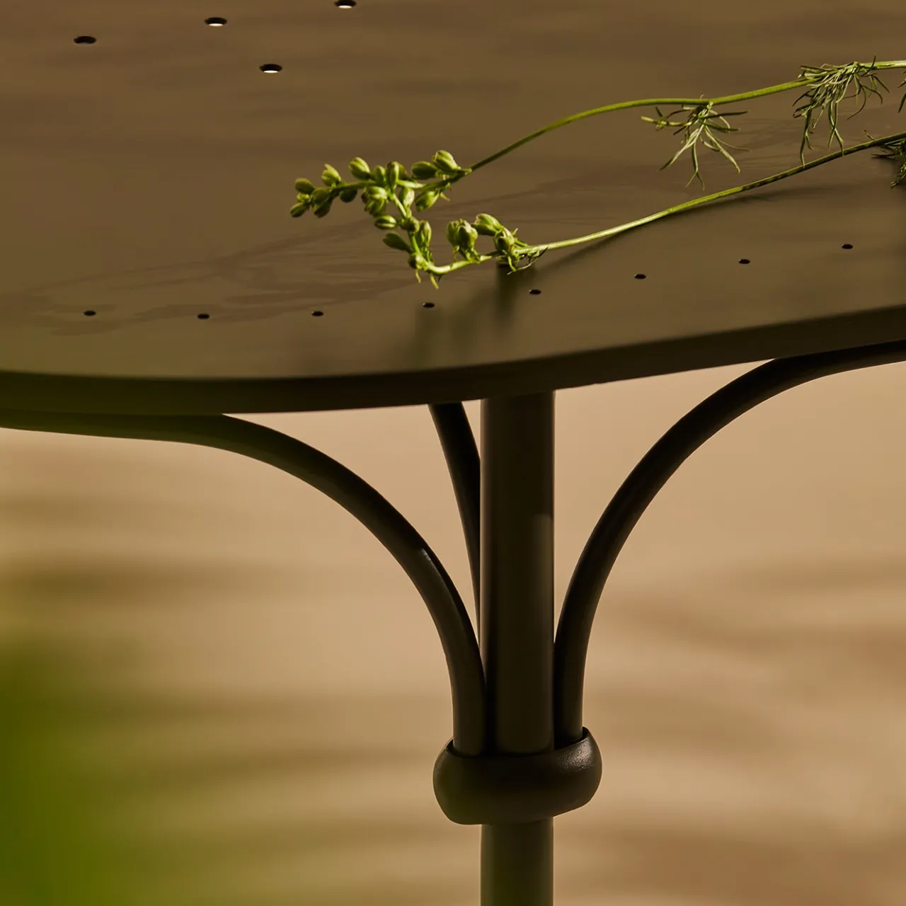 Dante Negro Outdoor Dining Tables<Tavolario Wrought Iron Green Oval Table