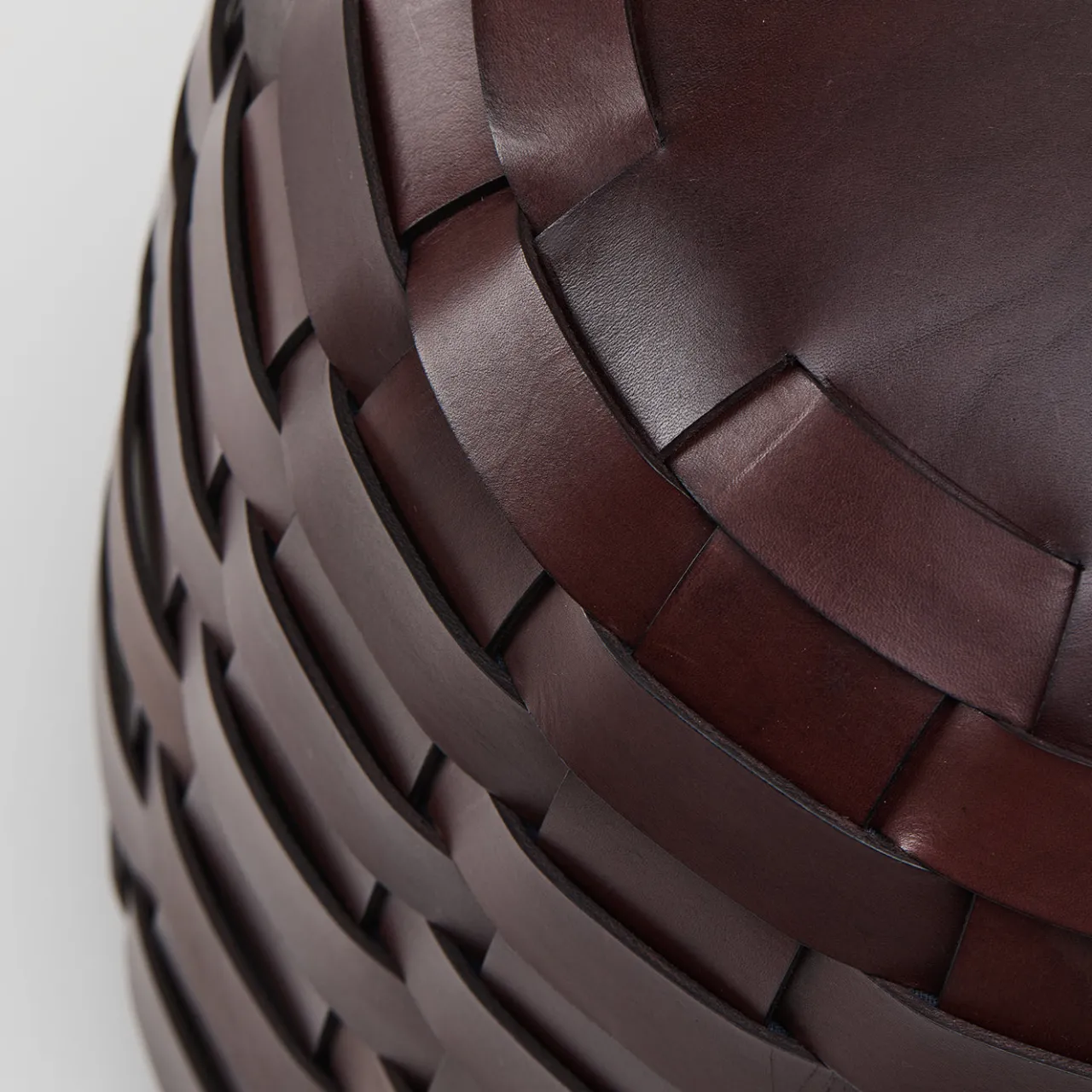 Tonucci Collection Ottomans & Poufs<Trama Medium Round Chocolate Leather Pouf