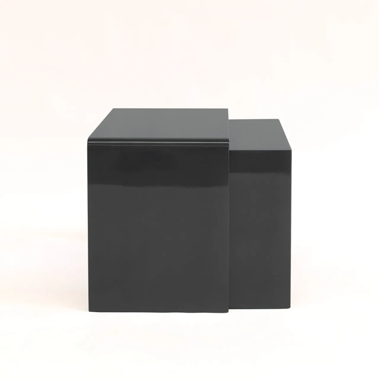 Giordano Viganò Nesting Tables<Twin Black Lacquered Nesting Tables