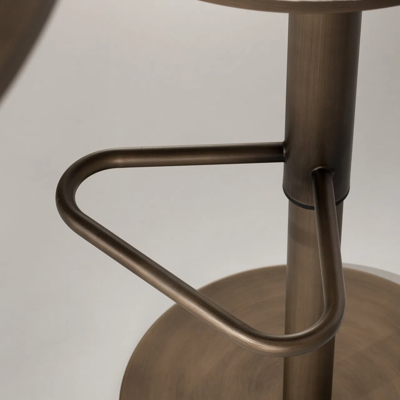 UNO Contract Bar Stools<Virna Taupe Velvet Swivel Bar Stool With Backrest