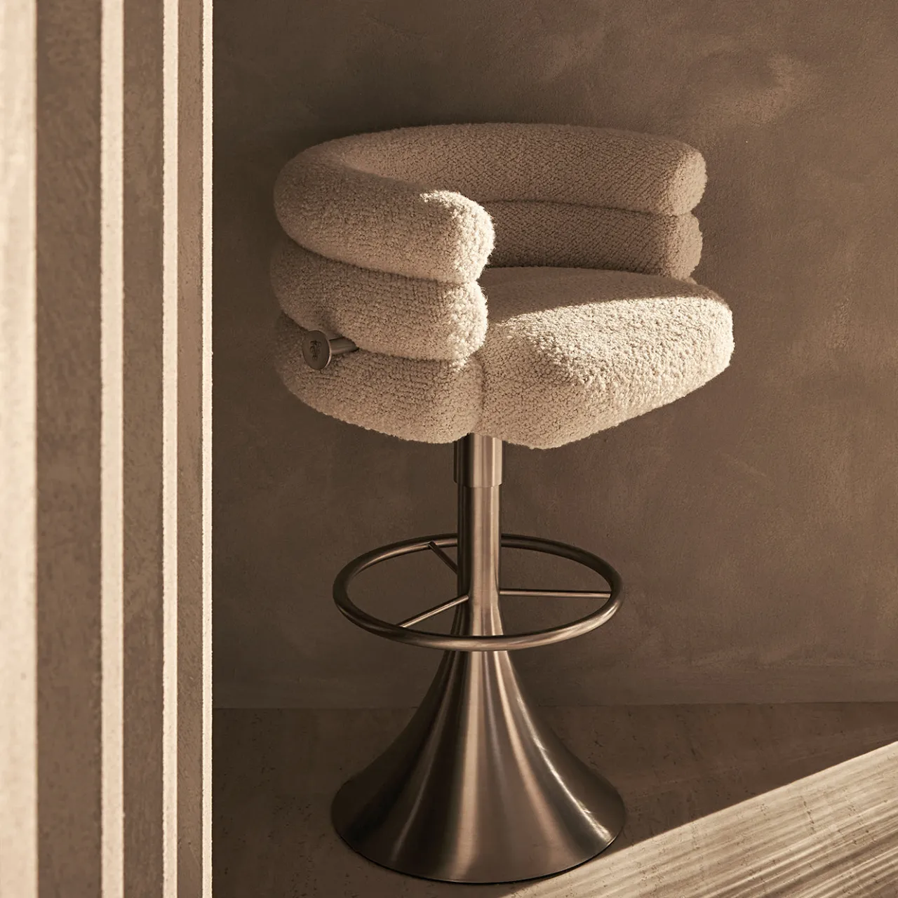 Visionnaire Bar Stools<Voluptas White Fabric And Satin Gold Bar Stool