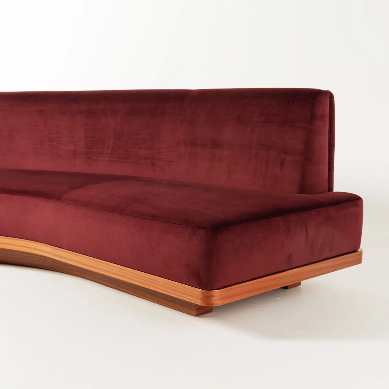 Fratelli Boffi Sofas<Wild Back Curved Red Wine Sofa by Lorenza Bozzoli