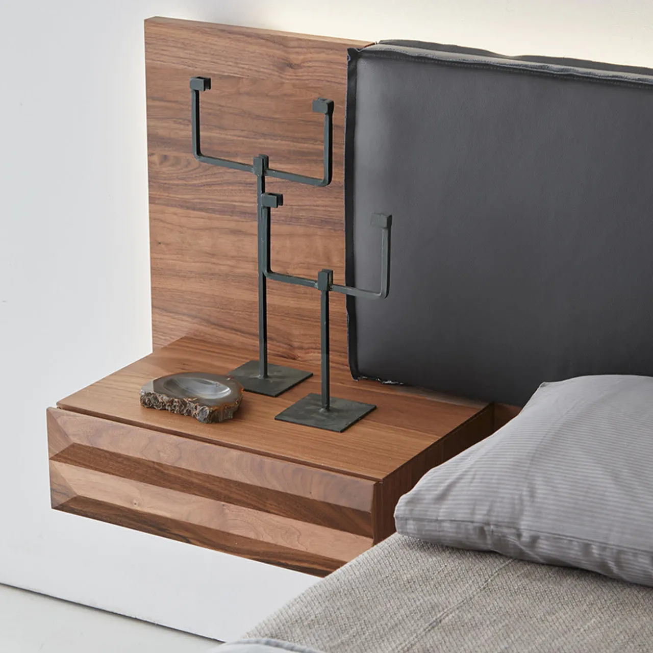 Modesign Beds<York Soft Black Leather & Canaletto Walnut Double Bed