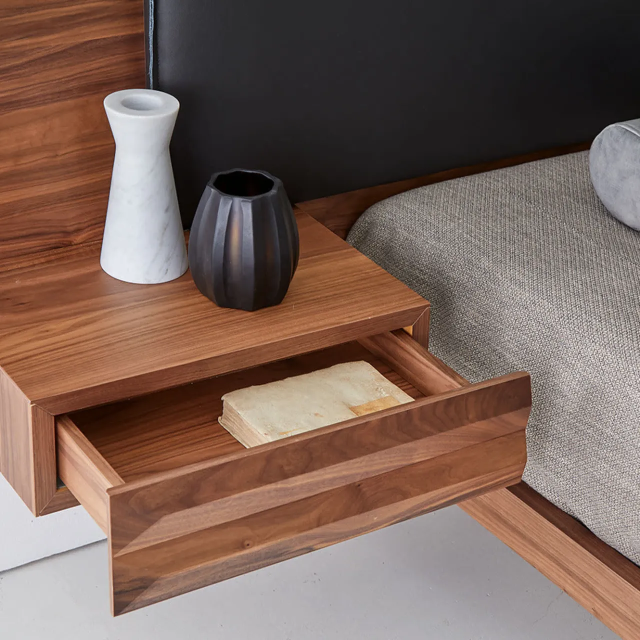 Modesign Beds<York Soft Black Leather & Canaletto Walnut Double Bed