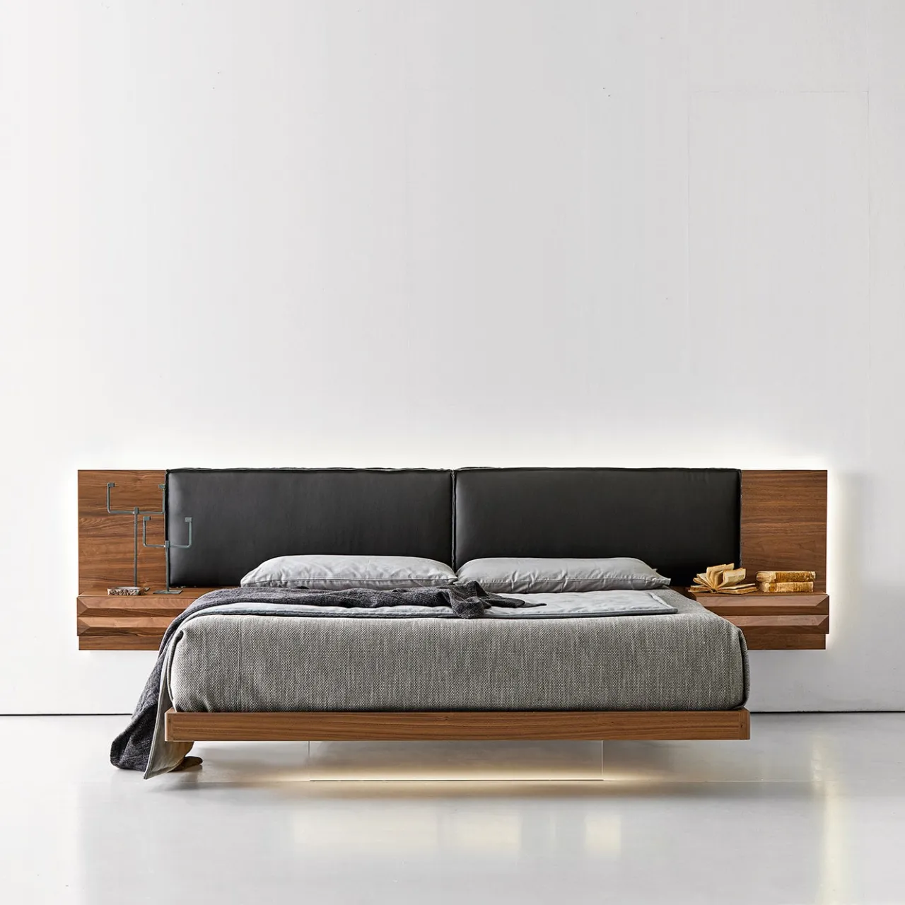 Modesign Beds<York Soft Black Leather & Canaletto Walnut Double Bed