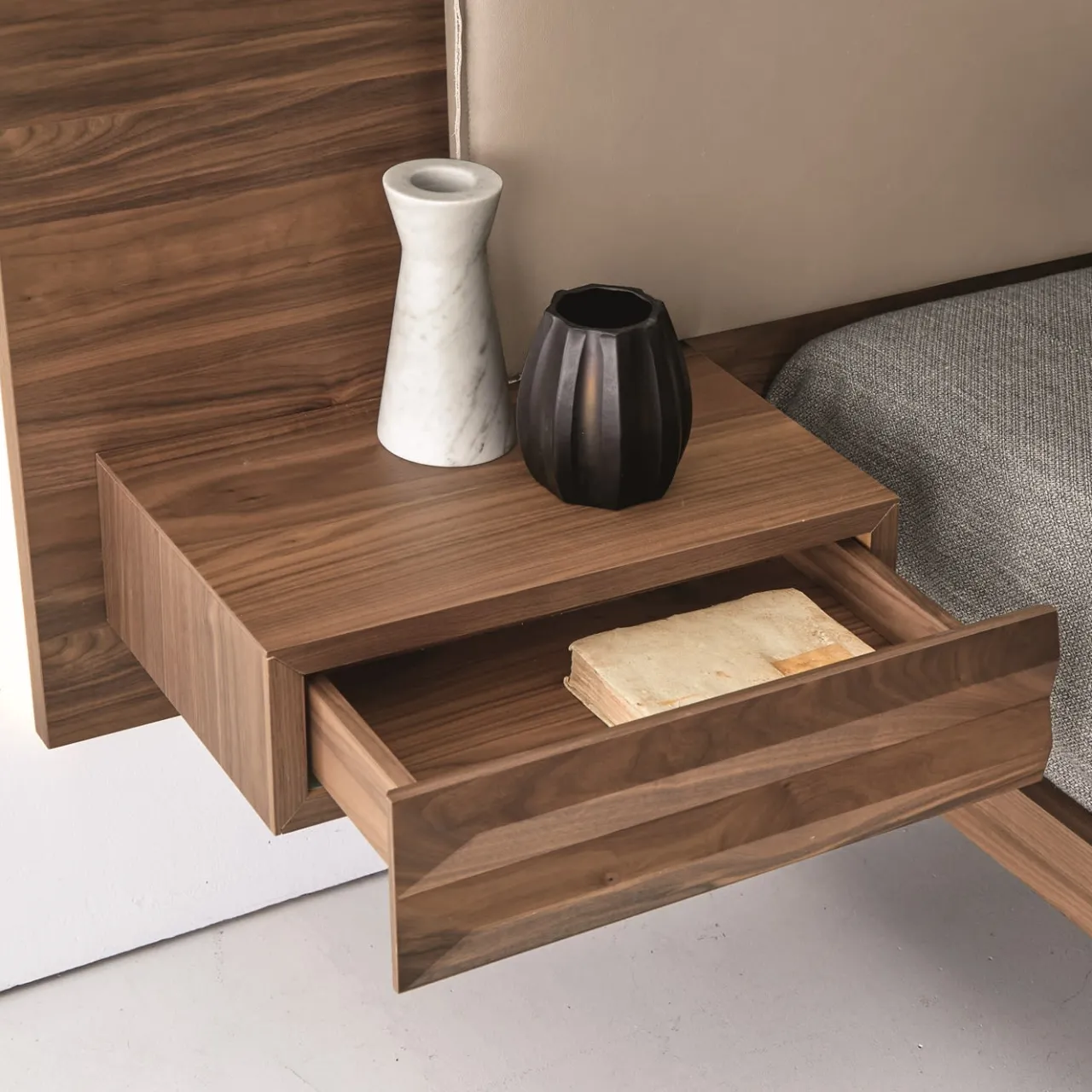 Modesign Beds<York Soft Stone Leather & Canaletto Walnut Double Bed